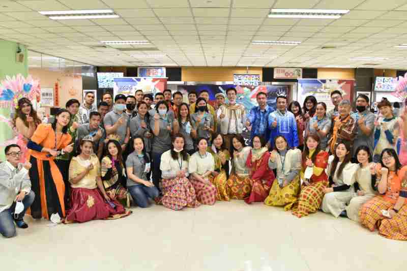 友達推動「安心、、、創新、、、用心、、同心、、、、盡心」五星職旅，，為菲籍員工打造全方位照護，，，，首度贏得「人權實踐與發展領袖獎」殊榮