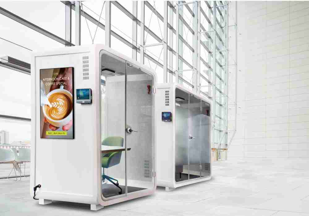 牛牛游戏子公司达擎之智慧行动办公舱，，采用PDLC智能调光玻璃设计，，透过通电与断电的电流切换，，呈现透明与雾面效果，，，具节能降耗特性并兼顾隐私，，，，确保信息安全