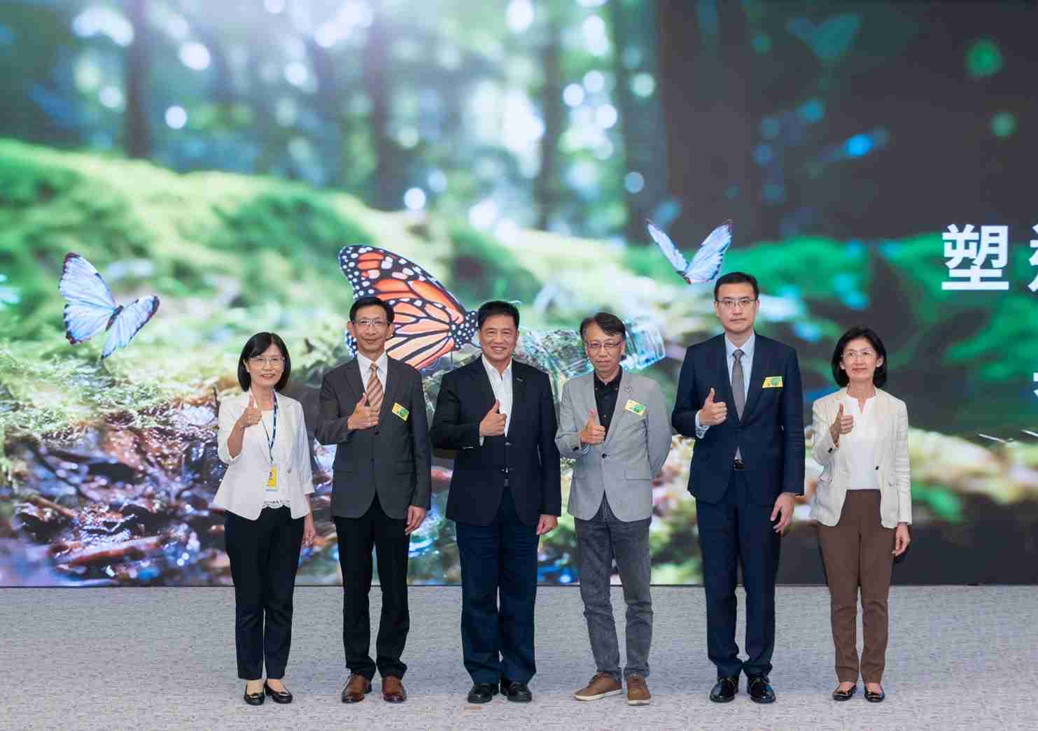 友達2023 CSR共榮大會，，邀請領域專家分享交流生物多樣性管理趨勢、、、無塑產品、、、海廢永續塑料等議題  （圖左到右：友達光電永續長古秀華、、、3M台灣技術長陳君杰、、友達光電董事長暨集團策略長彭双浪、、光寶科技企業永續發展處處長陳慶暉、、、安永聯合會計師事務所執業會計師曾于哲、、、友達光電供應鏈總部副總經理吳宜芳）