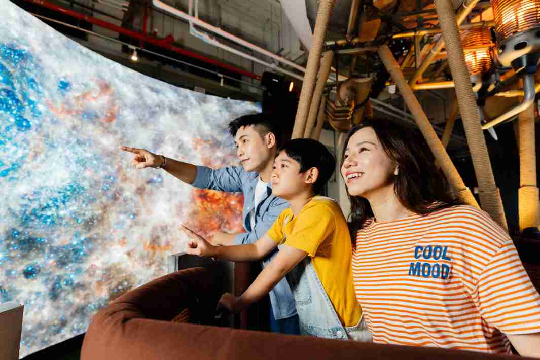 牛牛游戏打造全台最大宽6公尺、、、、高4公尺、、、、唯一搭载LED弧形拼接显示屏的动感飞行船，，，让乘客驻足在热气球上，，享受身历其境的伪出国旅游乐趣