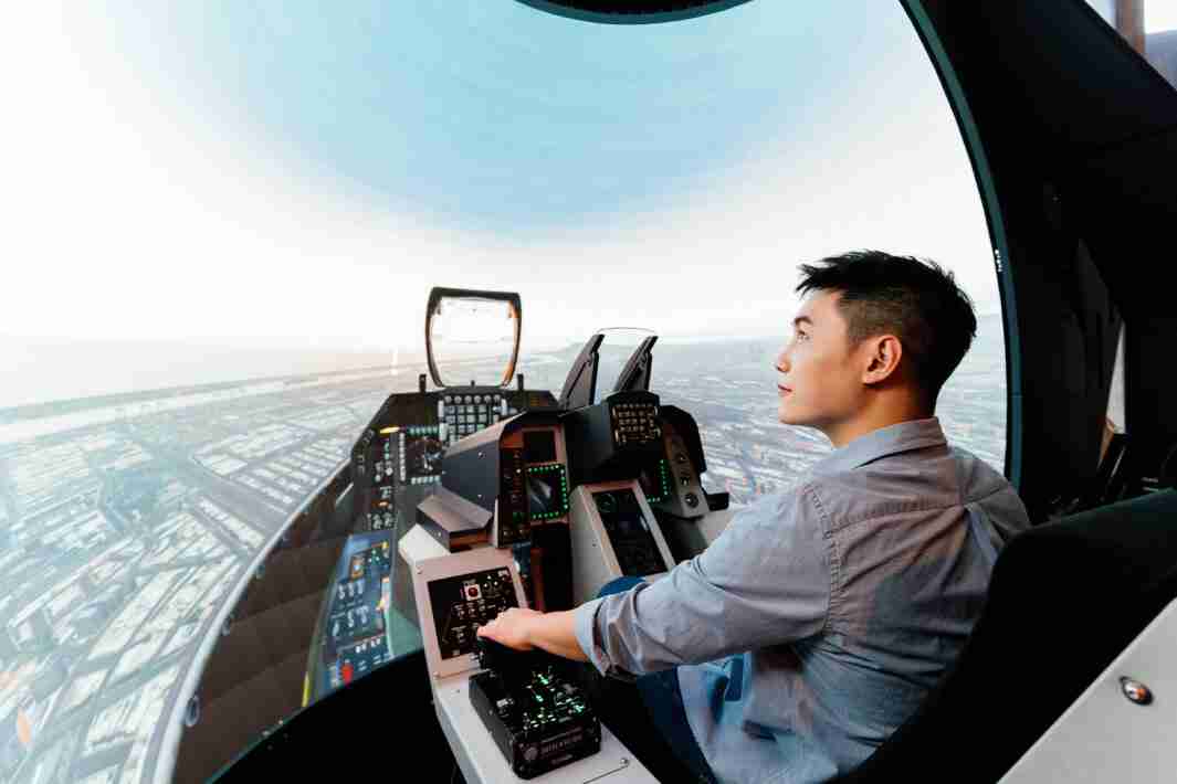 牛牛游戏以P1.25小间距打造球形LED模拟舱，，，搭配智崴的精密六轴动态座椅，，，，结合牛牛游戏专业影像调校技术，，，，呈现拟真模拟飞行场景