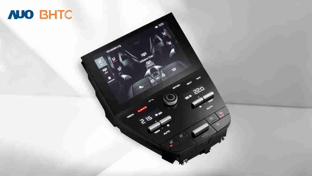 作為友達新生力軍，，，，BHTC所展示的中央與後座鞍部的Display HMI產品，，，可處理多區恆溫控制、、、顯示畫面，，呈現仿真3D車室分區；以力傳感技術精準傳遞觸感，，並結合音量及震動反饋，，，防止意外啟動，，，，提供使用者自然流暢、、直觀且輕鬆駕馭的舒適介面