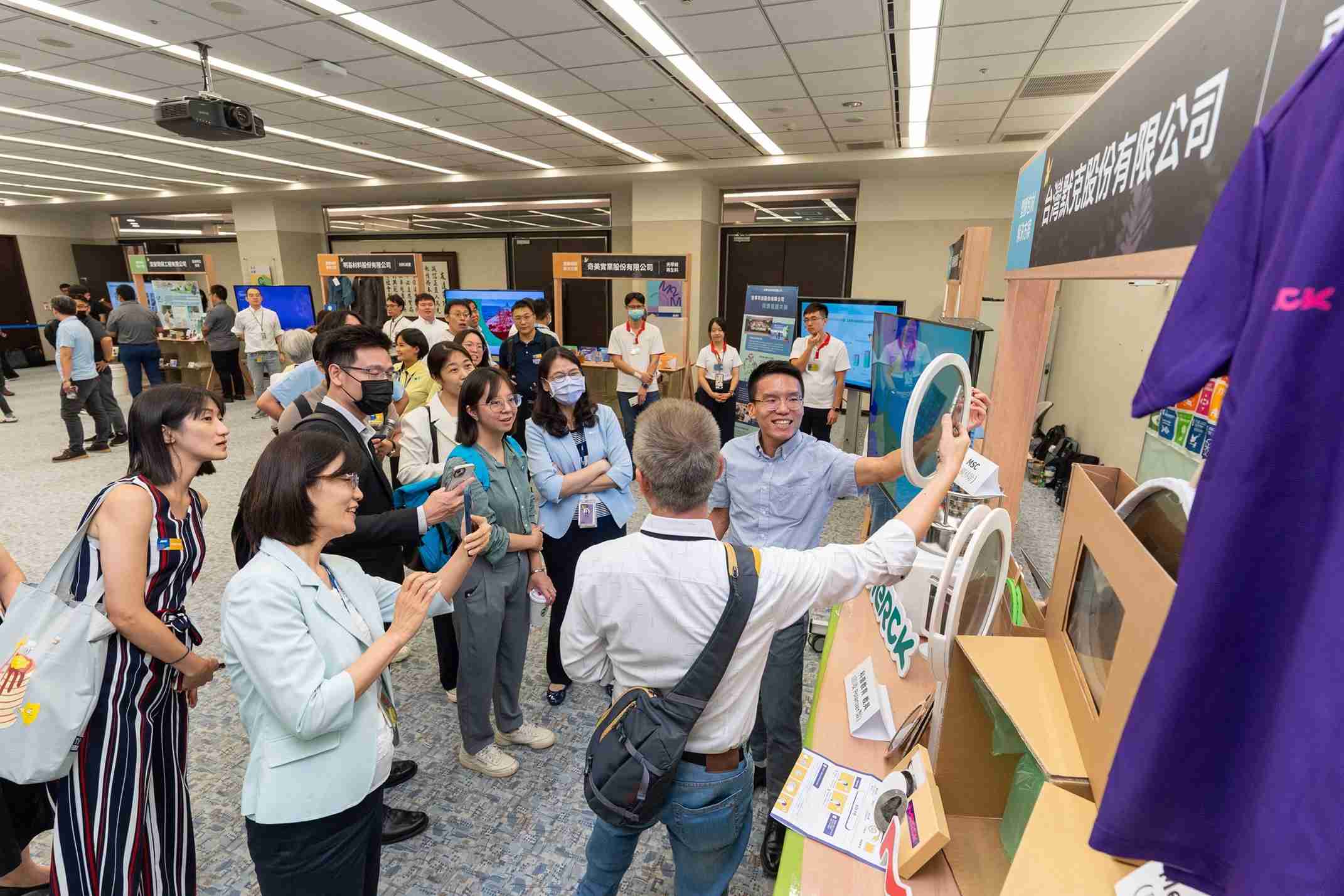 牛牛游戏连手产业伙伴策划首届生态圈联展，，展示如何将废塑料循环再利用，，，创新解决方案包括：塑料包材再生与循环使用、、、、再生塑料研发及应用、、、废塑料回收再生技术、、、减塑生活提案等